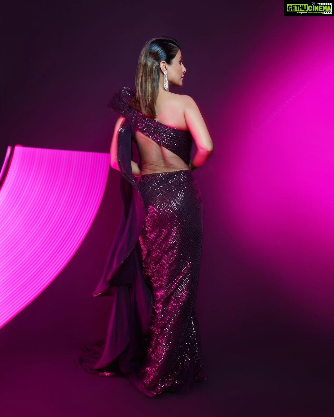 Hina Khan Instagram - I just had a triple sparkle macchiato✨ . . Outfit @gauravguptaofficial @ggpanther Jewels @renuoberoiluxuryjewellery Footwear @sana.k.official MUAH @sachinmakeupartist1 @irshad__hair 📸 @visualaffairs_va Special and expensive light man @sachinmakeupartist1 😂😂
