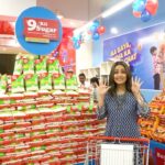 Hina Khan Instagram - Super excited to shop at India’s New Savings Bazaar, #SMARTBazaar! Find out what’s in my shopping trolley 🛒 Visit your nearest SMART Bazaar stores and get biggest savings everyday, everytime! #SMARTBazaarLaunch #GrandLaunch #Shopping #Groceries