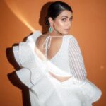 Hina Khan Instagram - For the love of white 🦢 . . . . Thank you @asalabusandeep @abujanisandeepkhosla for this beautiful saree.. 💕