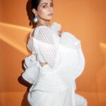 Hina Khan Instagram - For the love of white 🦢 . . . . Thank you @asalabusandeep @abujanisandeepkhosla for this beautiful saree.. 💕
