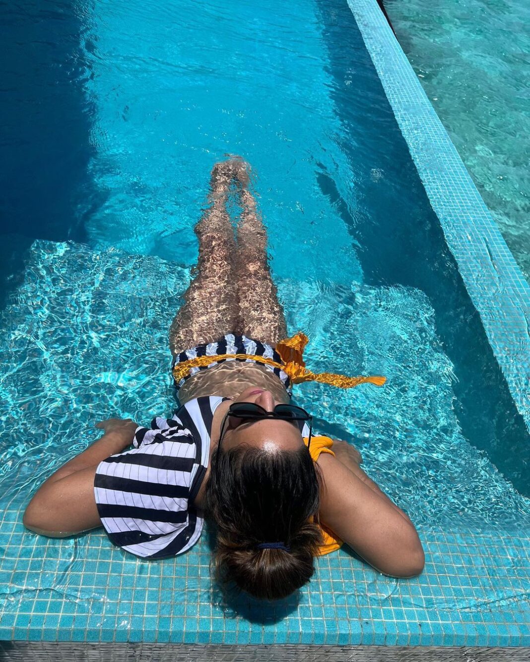 Hina Khan Instagram - I make the pool my room and the bottom of it, my bed 🛏️ .. Trying to think outside the box.. hehehehe 😎 . . . . . @heritanceaarah @ambitiontravelstours @nijhawangroup Heritance Aarah