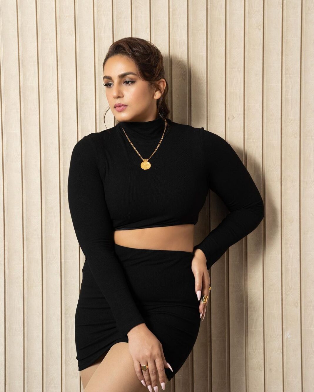 Huma Qureshi Instagram - Day 1 #DoubleXL #promotions #digital #black Styled by : @sanamratansi Assisted by : @nirikshapoojary_ Outfit : @superdown Jewellery : @misho_designs Footwear : @balenciaga Photographer : @devsphotographyofficial Make Up : @ajayvrao721 Hair : @hairstylist_madhav2.0