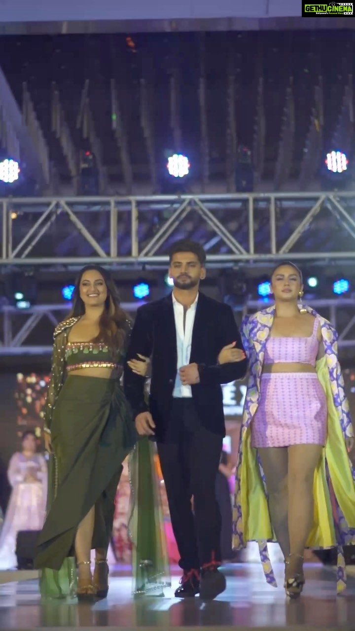 Huma Qureshi Instagram - The #DoubleXL gang (minus our lovely @mahatofficial ) walking the ramp .. Thank u @papadontpreachbyshubhika for these lovely outfits .. We felt gorgeous.. and we want everyone every girl and every guy to feel gorgeous in EVERY SIZE !! @aslisona @iamzahero Big (heart + bodies) = BIG screen experience Nov 4th #DoubleXL releases in theatres near you