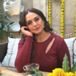 Huma Qureshi Instagram - #59Seconds with @iamhumaq Not only is she an onscreen Maharani but also off screen and here’s why… #curlytales #rapidfire #reelkarofeelkaro #reels