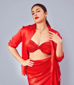 Huma Qureshi Instagram - Feeling like a #Maharani 👸 but looking like a #Monica 💃

Styled by : @sanamratansi
Assisted by : @nirikshapoojary_
Outfit : @arokaofficial @zara
Earrings : @inaya_accessories 
Necklace : @the_loom_art 
Rings : @shopanatina @blingsutra 
Footwear : @thecaistore 
Photographer : @kkarmaa.studio 
Make Up : @ajayvrao721
Hair : @susanemmanuelhairstylist
Nails @itssoezi