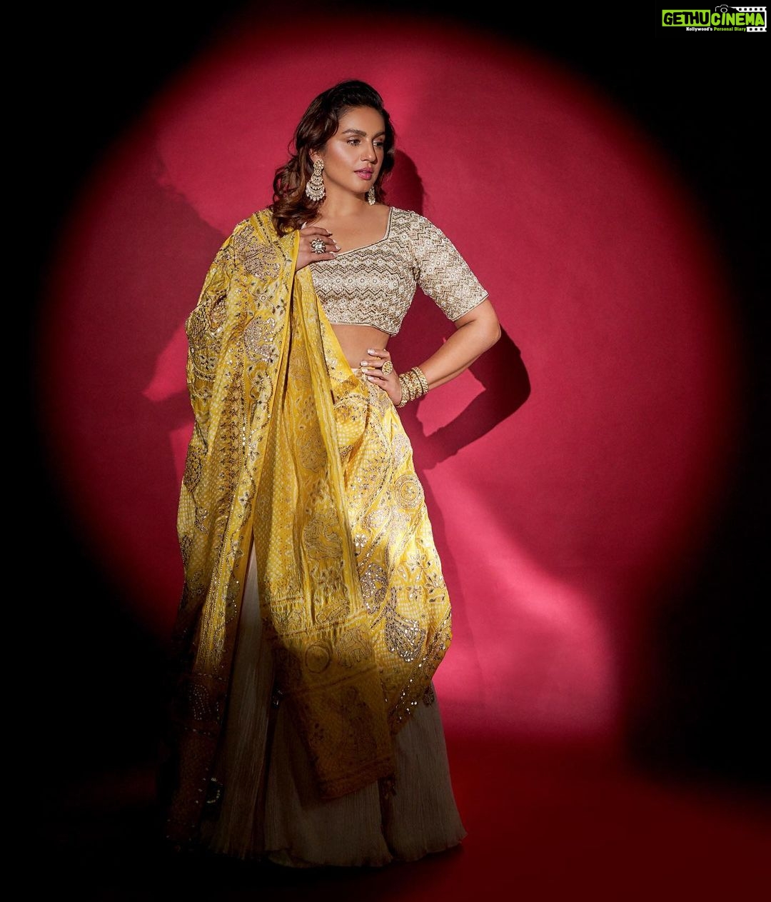 Huma Qureshi Instagram - Happy Dussehra! Happy Saraswati Pooja … May the Goddess protect you and shower you with wisdom and prosperity #light #happiness #prosperity Styled by : @sanamratansi Assisted by : @nirikshapoojary_ Outfit : @faabiianaofficial Earring : @razwada.jewels Bangles : @amrapalijewels @razwada.jewels Rings : @aquamarine_jewellery @azotiique Footwear : @needledust Photographer : @kkarmaa.studio Make Up : @krisann.figueiredo.mua Hair : @rakshandairanimakeupandhair