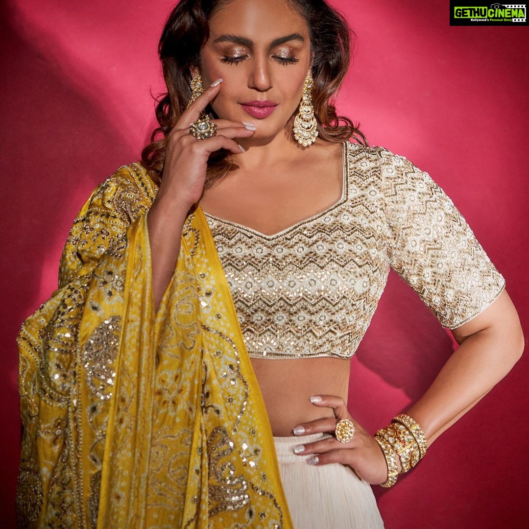Huma Qureshi Instagram - Happy Dussehra! Happy Saraswati Pooja … May the Goddess protect you and shower you with wisdom and prosperity #light #happiness #prosperity Styled by : @sanamratansi Assisted by : @nirikshapoojary_ Outfit : @faabiianaofficial Earring : @razwada.jewels Bangles : @amrapalijewels @razwada.jewels Rings : @aquamarine_jewellery @azotiique Footwear : @needledust Photographer : @kkarmaa.studio Make Up : @krisann.figueiredo.mua Hair : @rakshandairanimakeupandhair
