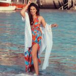 Huma Qureshi Instagram – Basking in the love I’m getting for the #DoubleXL teaser and #MonicaOMyDarling song #YeEkZindagi … But honestly I just needed an excuse to post some amazing pics clicked by my friend @jaysamuelstudio at Broadstairs Beach … Happy Tuesday Folks 🧡☀️💥💃🥰🤗