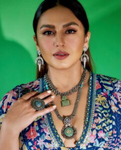 Huma Qureshi Instagram - Dreams 🪶 #Maharani #promotions Styled by : @sanamratansi Assisted by : @nirikshapoojary_ Outfit : @rishiandvibhuti Jewellery : @sangeetaboochra @aquamarine_jewellery Footwear : @monrowshoes Photographer : @kkarmaa.studio Make Up : @ajayvrao721 Hair : @susanemmanuelhairstylist
