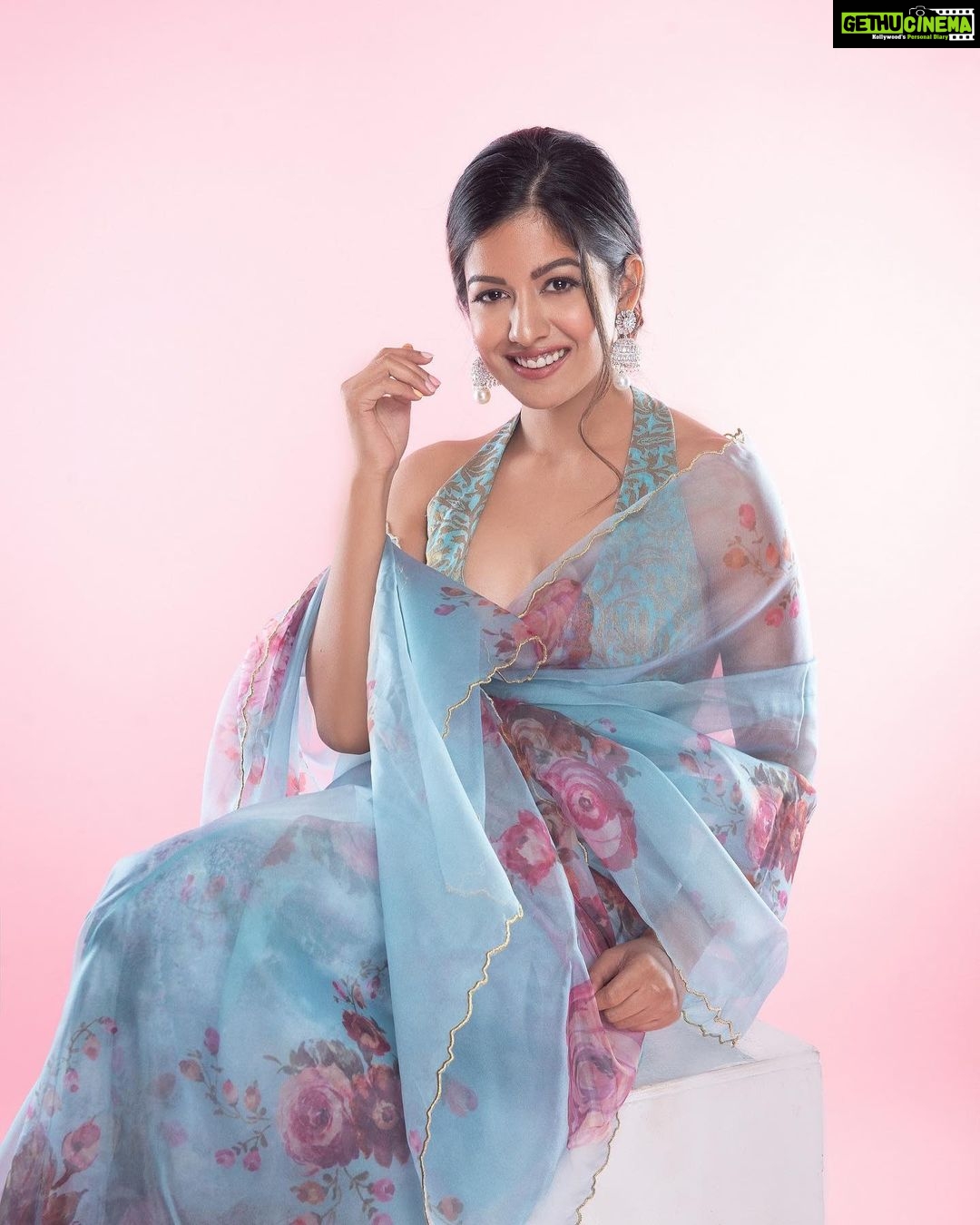 Ishita Dutta Instagram - #sareelove Styling & Concept: @styleitupbyaashna Photography: @kalyaam_ Saree: @labelkanupriya Earrings: @rubyraangjewelry HMU: @makeupbyheenal Studio: @studio211mumbai