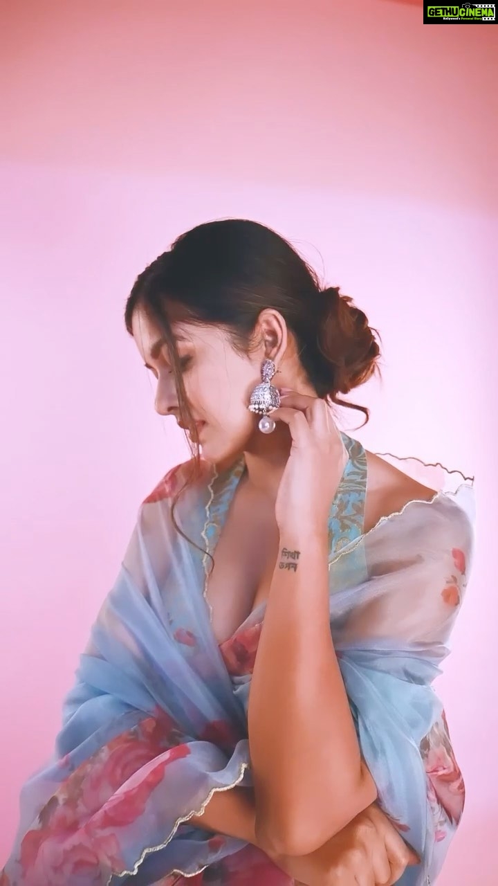 Ishita Dutta Instagram - Coz indian is love always ❤️ Styling & Concept: @styleitupbyaashna Cinematographer: @ashwin_harke Saree: @labelkanupriya Earrings: @rubyraangjewelry HMU: @makeupbyheenal Studio: @studio211mumbai