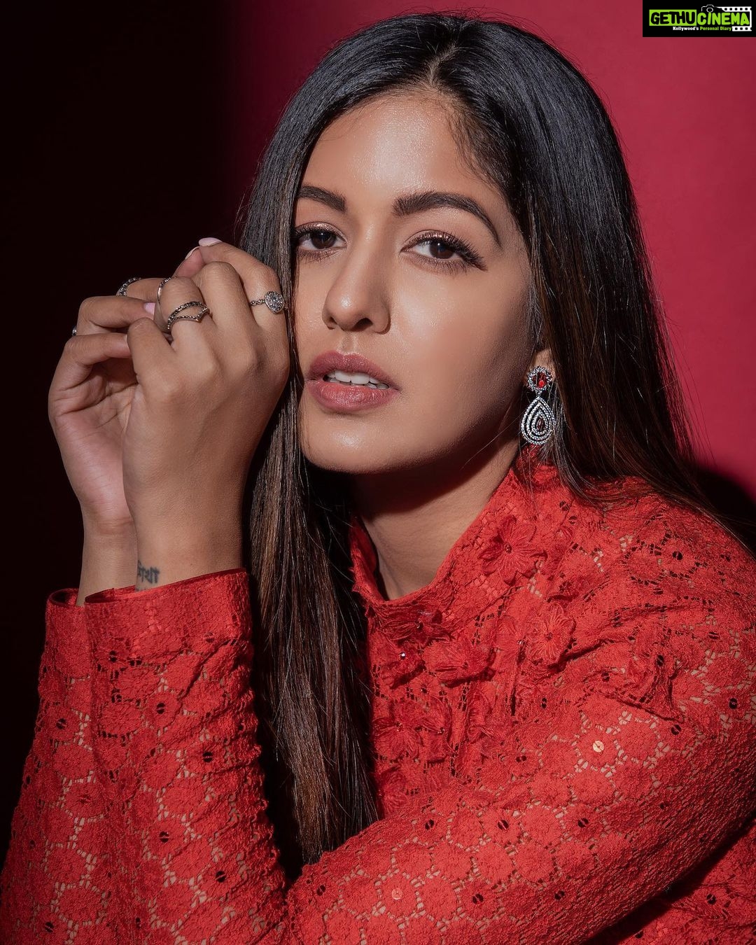Ishita Dutta Instagram - ❤️❤️❤️ @styleitupbyaashna Photography: @kalyaam_ Outfit: @natashamehralabel Jewellery: @fashionjewellery_21 HMU: @makeupbyheenal Studio: @studio211mumbai