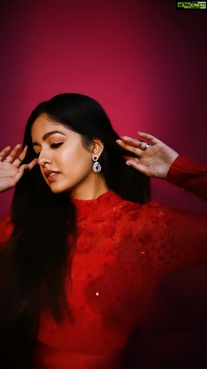 Ishita Dutta Instagram - Tried something diff....hope u guys like it ❤️❤️❤️ Styling & Concept: @styleitupbyaashna ❤️❤️❤️ Cinematographer: @ashwin_harke Outfit: @natashamehralabel Jewellery: @fashionjewellery_21 HMU: @makeupbyheenal Studio: @studio211mumbai