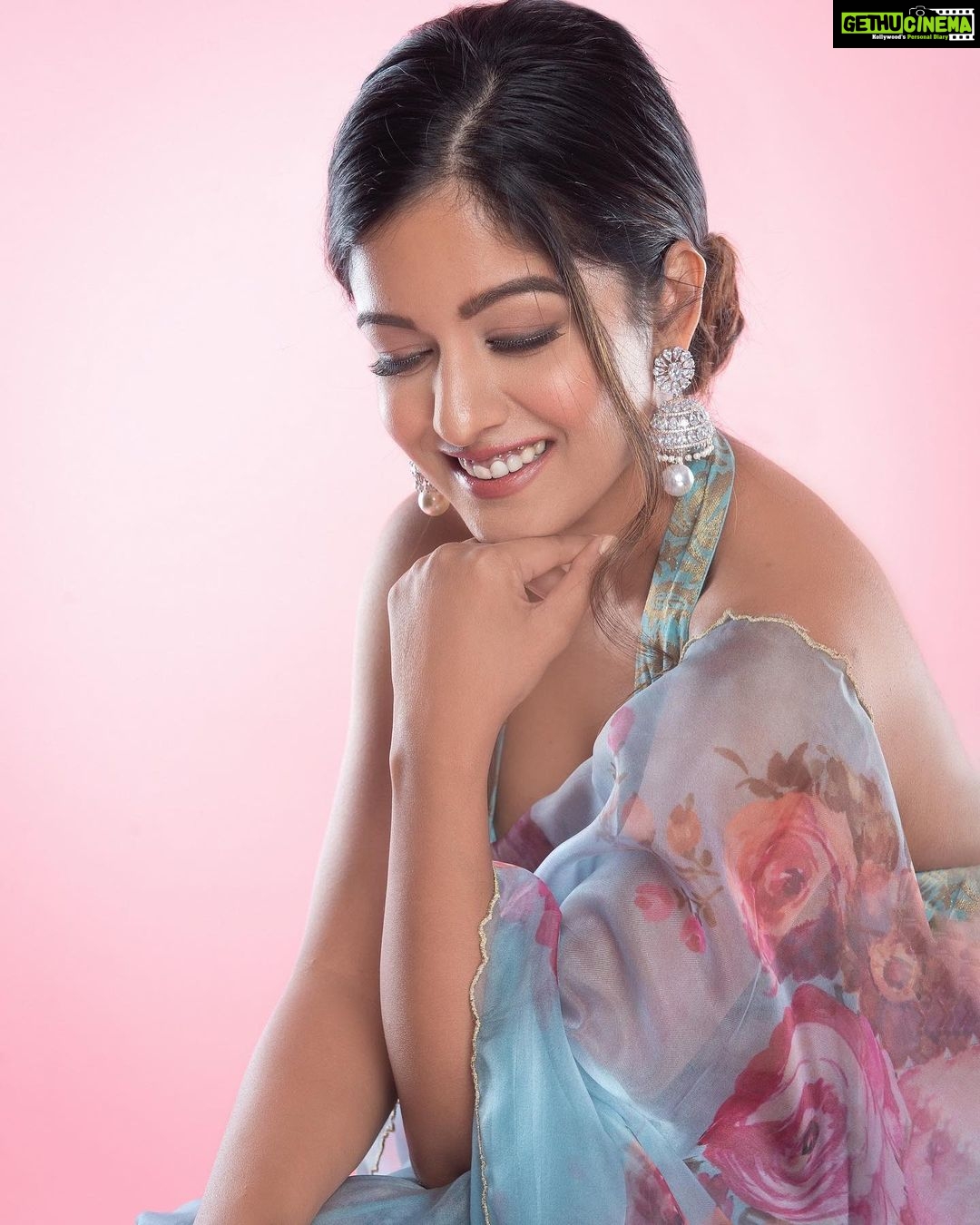 Ishita Dutta Instagram - #sareelove Styling & Concept: @styleitupbyaashna Photography: @kalyaam_ Saree: @labelkanupriya Earrings: @rubyraangjewelry HMU: @makeupbyheenal Studio: @studio211mumbai