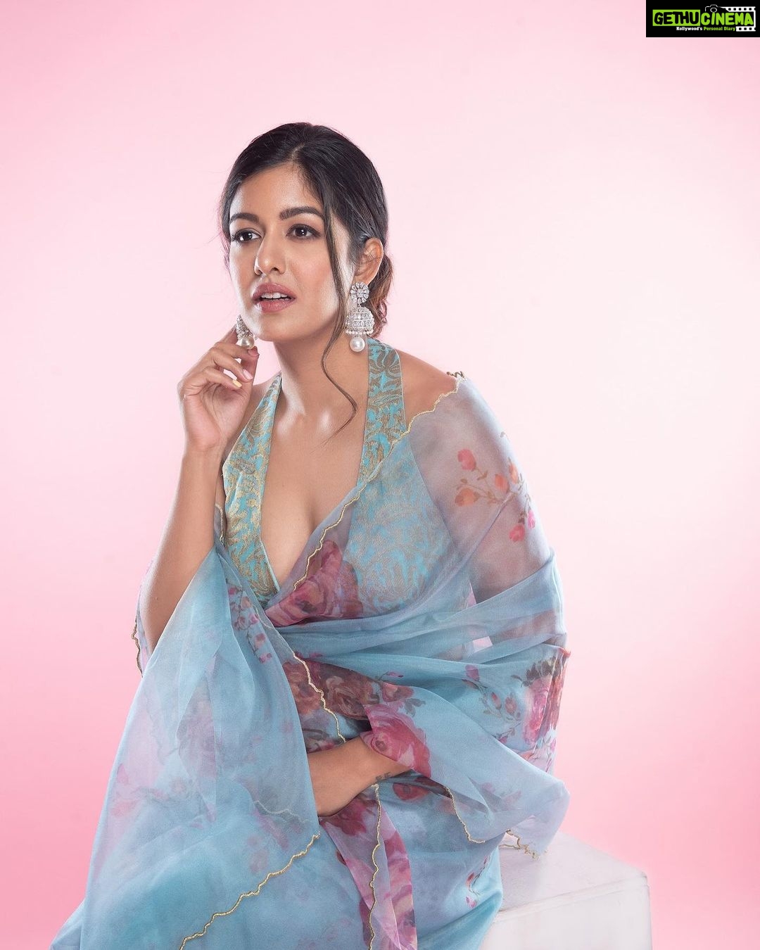 Ishita Dutta Instagram - #sareelove Styling & Concept: @styleitupbyaashna Photography: @kalyaam_ Saree: @labelkanupriya Earrings: @rubyraangjewelry HMU: @makeupbyheenal Studio: @studio211mumbai
