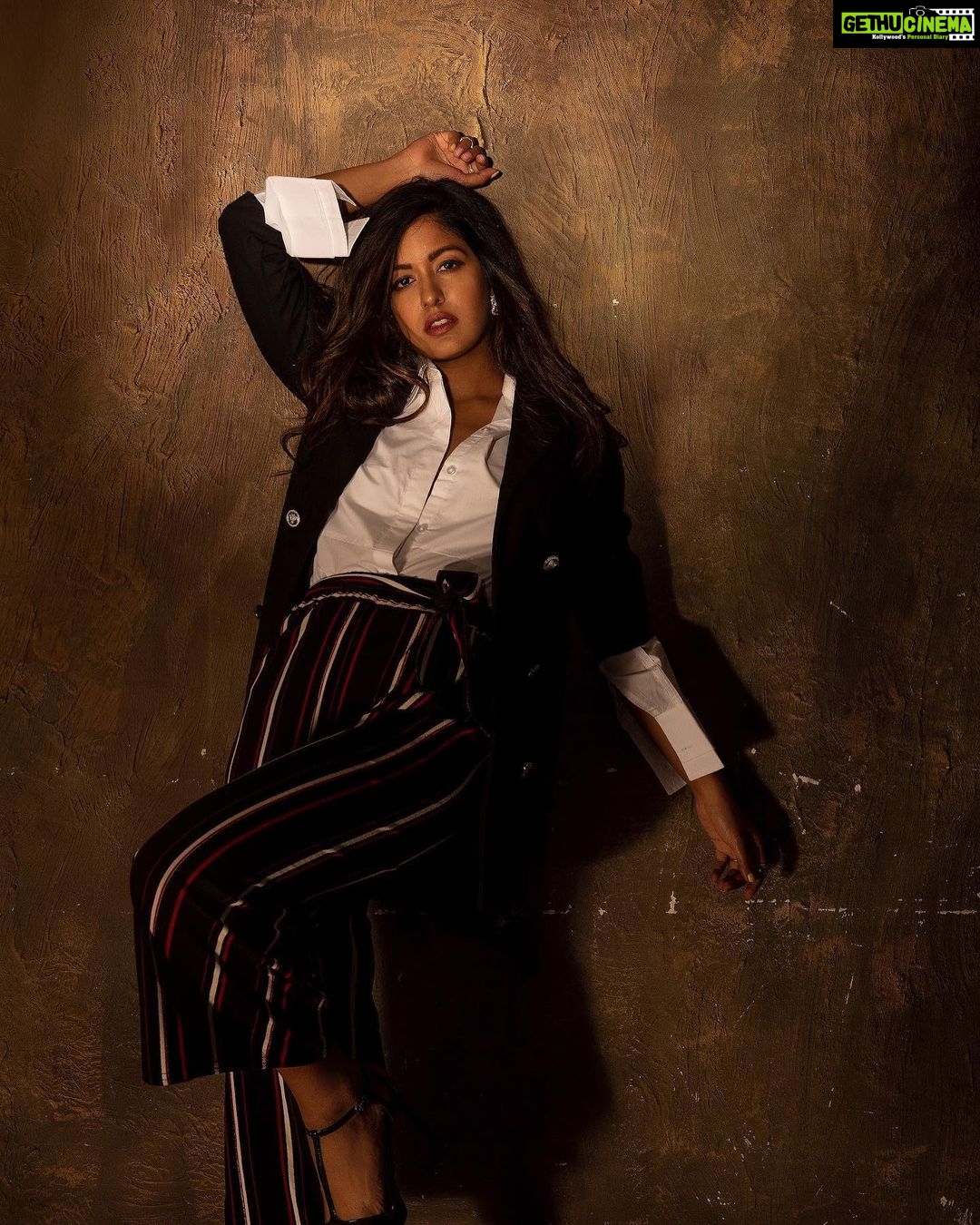 Ishita Dutta Instagram - ❤️❤️❤️ Styling & Concept: @styleitupbyaashna Photography: @kalyaam_ HMU: @makeupbyheenal Jewellery: @fashionjewellery_21 Blazer: @kiroshe_india White collar shirt: @daisydaysbysonia Black striped pants: @cameo_store_official Studio: @studio211mumbai
