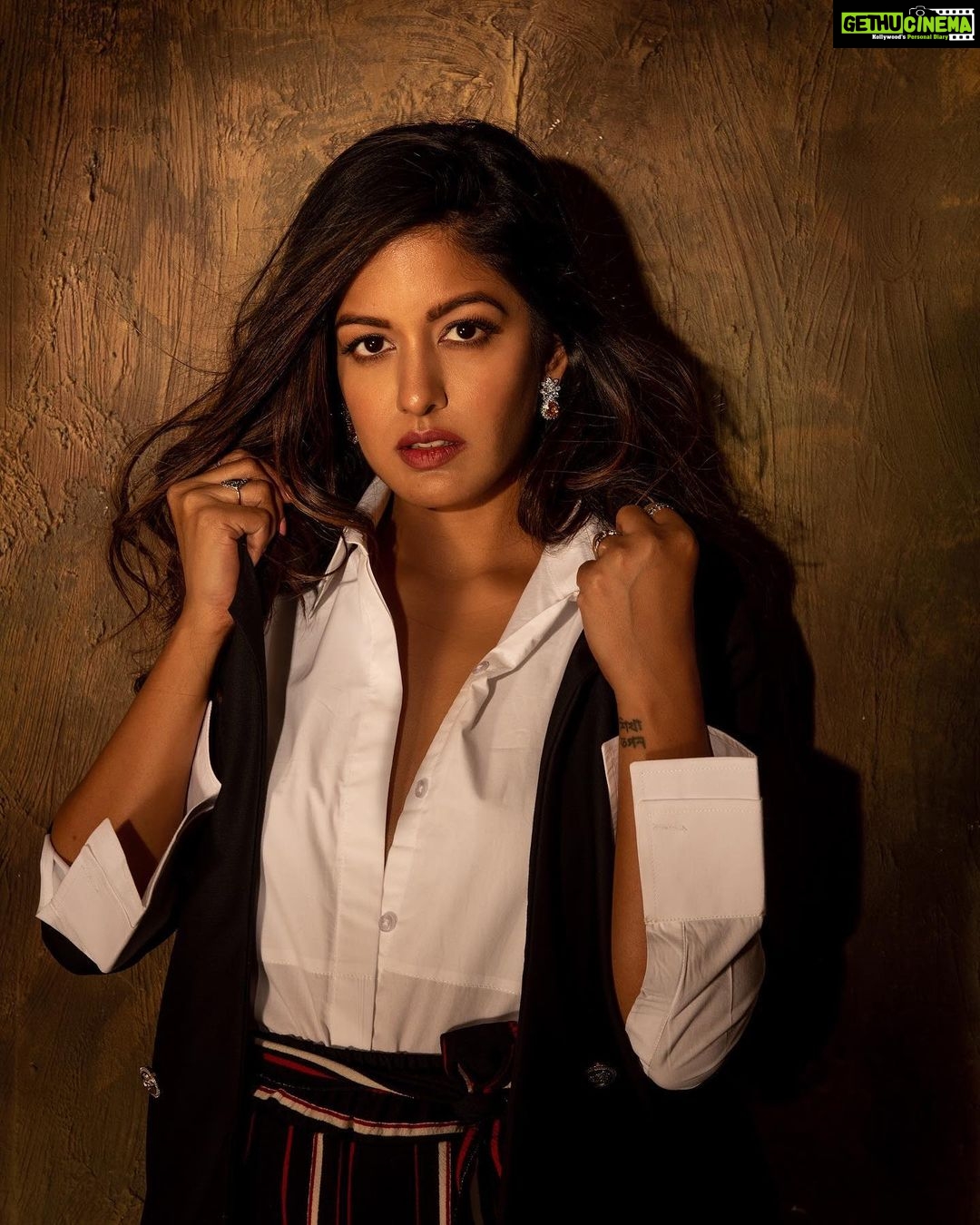 Ishita Dutta Instagram - ❤️❤️❤️ Styling & Concept: @styleitupbyaashna Photography: @kalyaam_ HMU: @makeupbyheenal Jewellery: @fashionjewellery_21 Blazer: @kiroshe_india White collar shirt: @daisydaysbysonia Black striped pants: @cameo_store_official Studio: @studio211mumbai