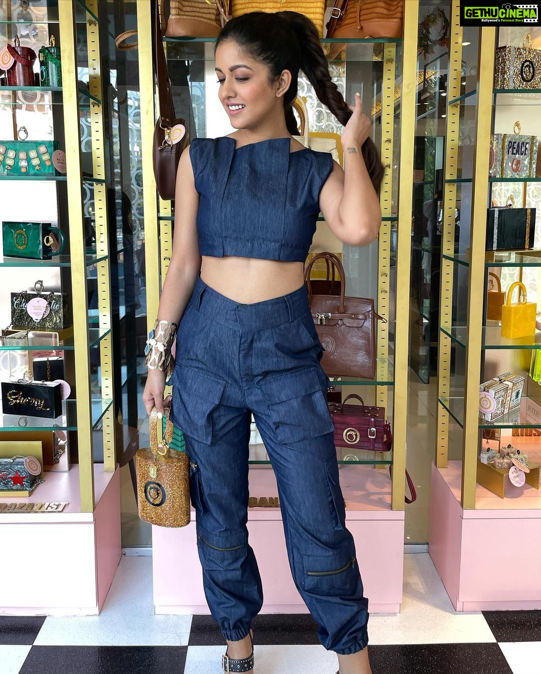 Ishita Dutta Instagram - Cause I just couldn’t choose my fav.... which bag did you love the most❤️❤️❤️ @oceana_clutches @rims1978 @rashimaniar congratulations of a fab pop up...loved ur collection . Clutch @oceana_clutches Wearing @ami_s_label