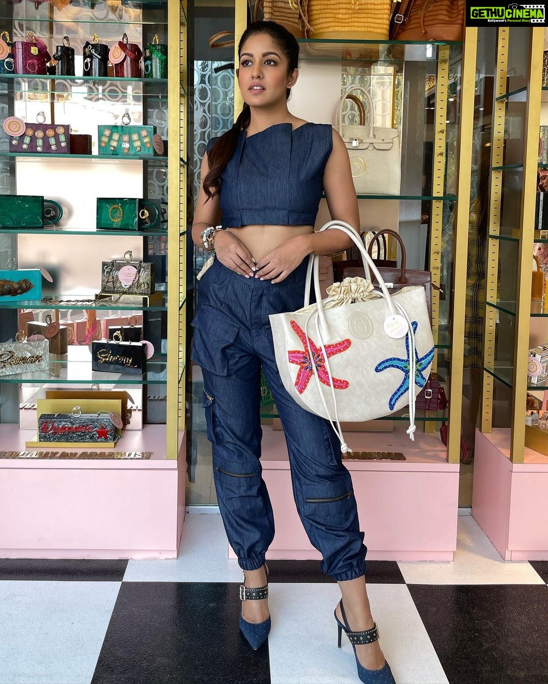 Ishita Dutta Instagram - Cause I just couldn’t choose my fav.... which bag did you love the most❤️❤️❤️ @oceana_clutches @rims1978 @rashimaniar congratulations of a fab pop up...loved ur collection . Clutch @oceana_clutches Wearing @ami_s_label