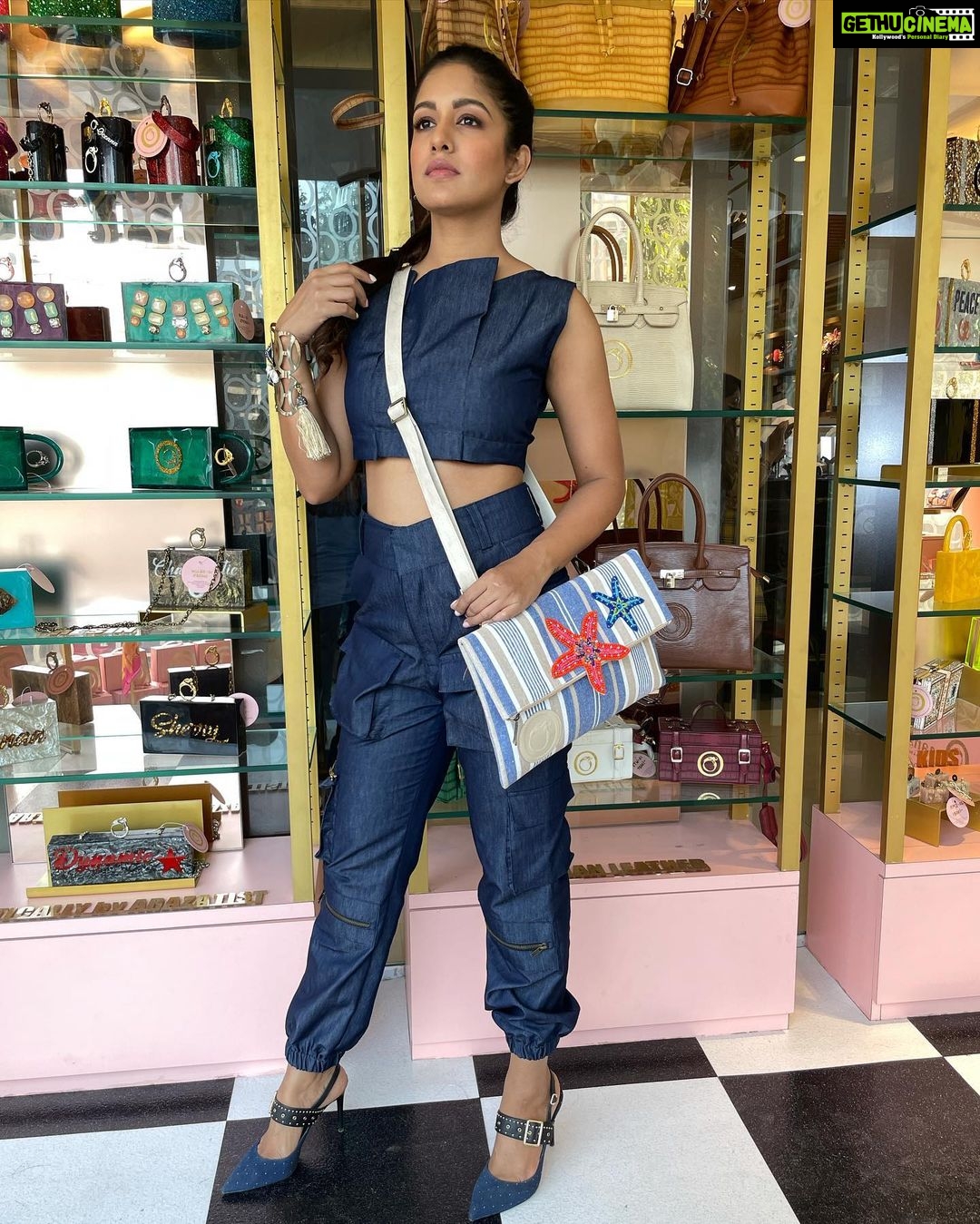 Ishita Dutta Instagram - Cause I just couldn’t choose my fav.... which bag did you love the most❤️❤️❤️ @oceana_clutches @rims1978 @rashimaniar congratulations of a fab pop up...loved ur collection . Clutch @oceana_clutches Wearing @ami_s_label