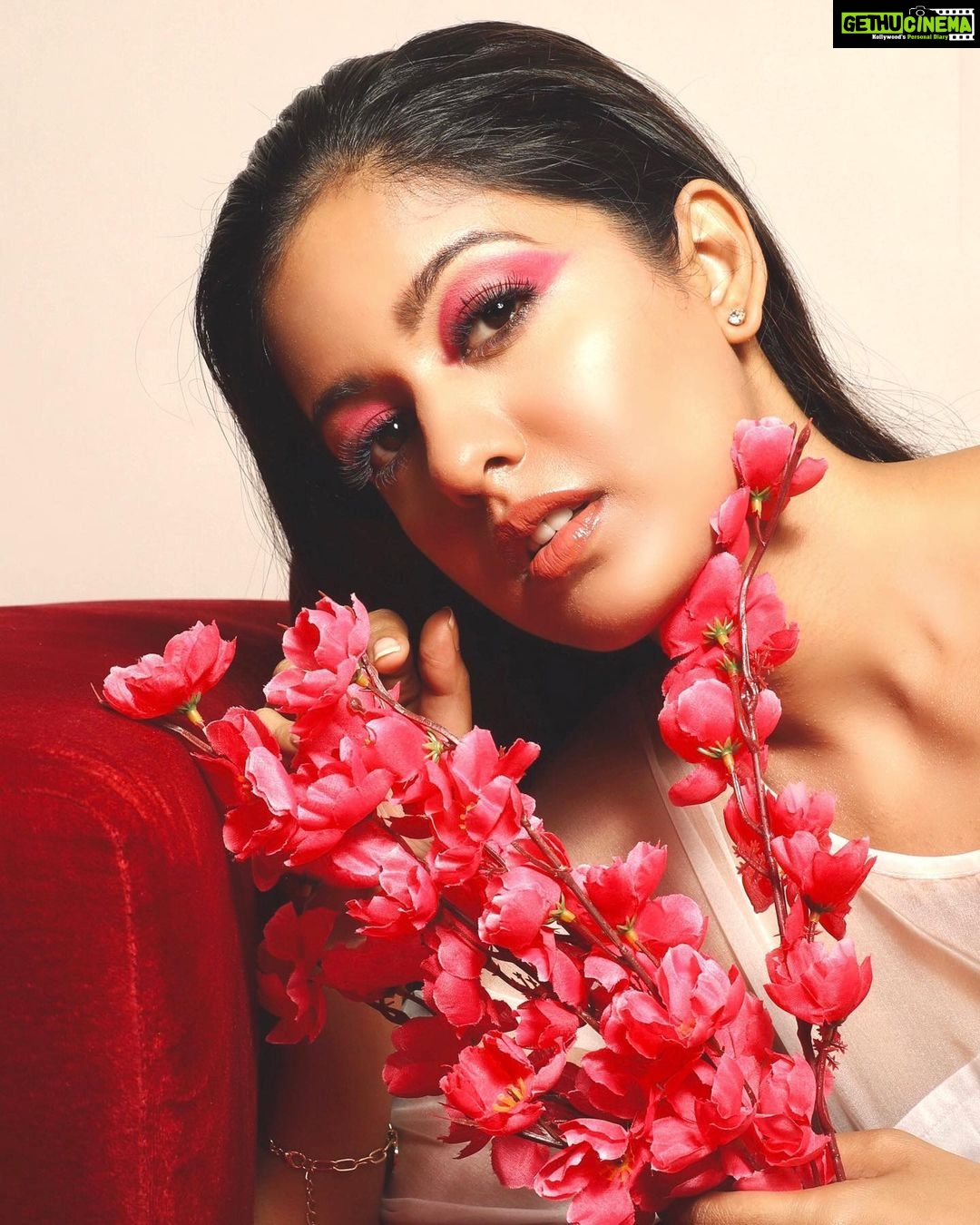 Ishita Dutta Instagram - ❤️❤️❤️ Styled by: @styleitupbyaashna Outfit: @beautikbydeepali 📸: @aashkapatelphotographyy MUA: @shapeyourface_withyj Hair: @pinallsoni