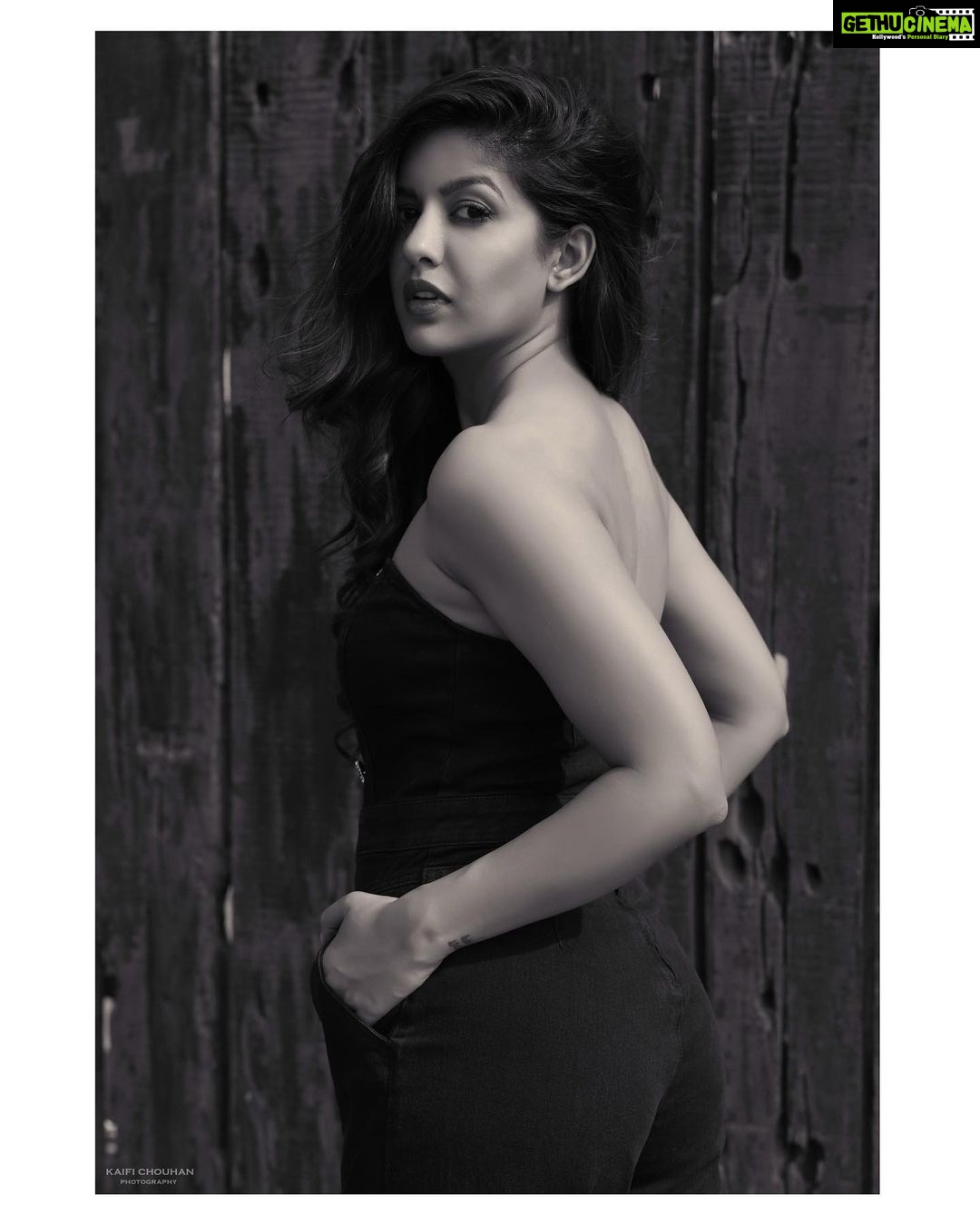 Ishita Dutta Instagram - 🖤🤍 Pic @iamkaifichouhan