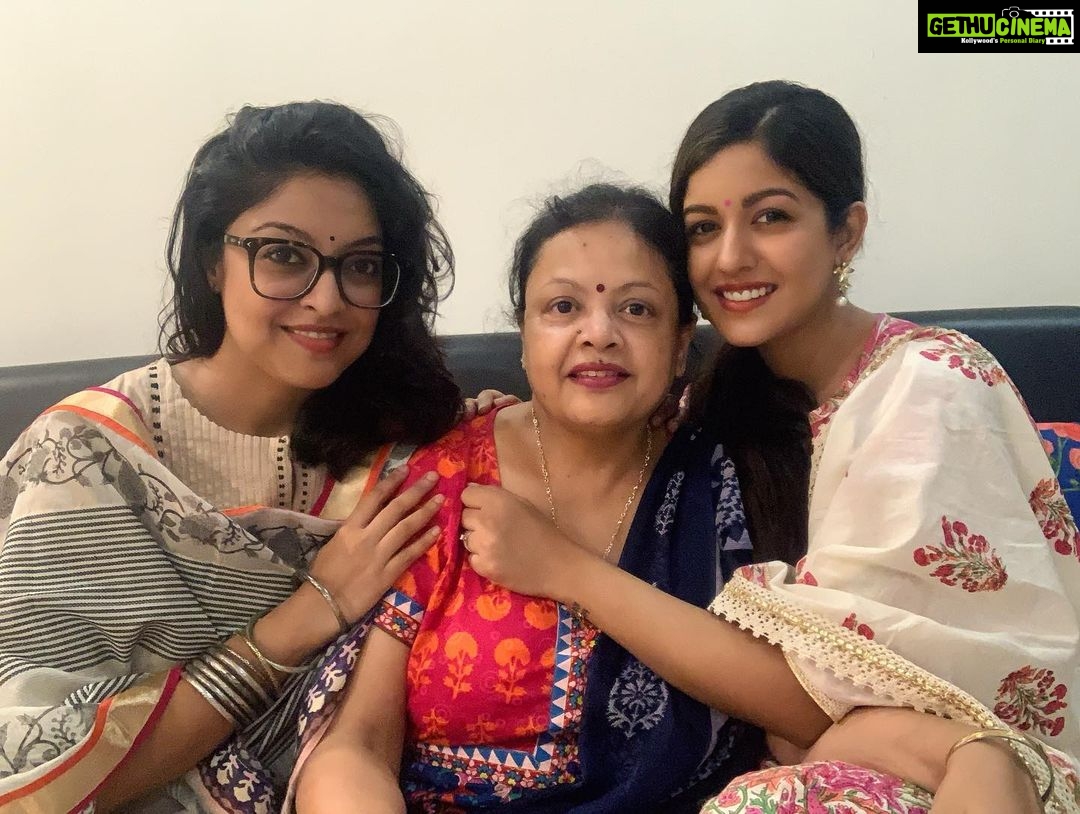 Ishita Dutta Instagram - #subhoshaptami 🙏🙏🙏 Wearing @styleinhand6