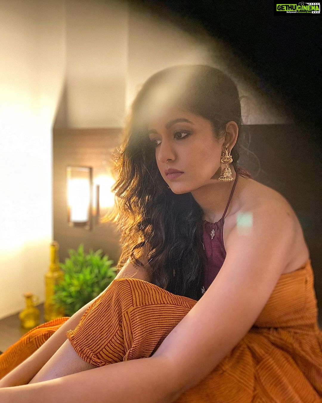 Ishita Dutta Instagram - Live life in warm yellows ๐๐งก ๐ธ @vatsalsheth Wearing @ambraee_
