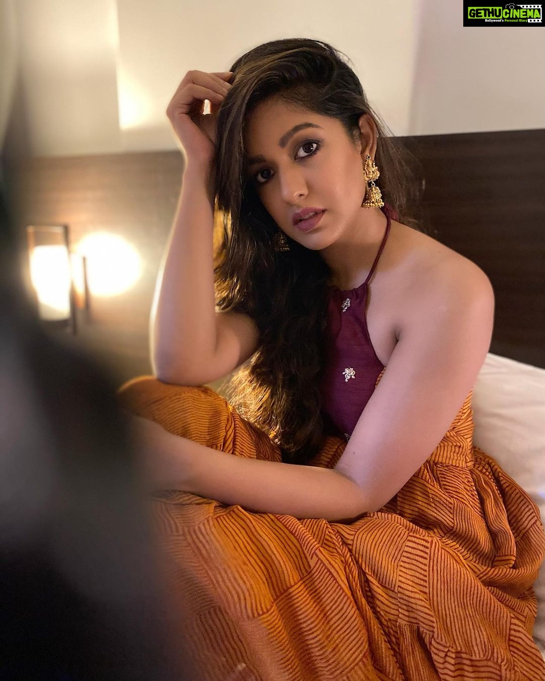 Ishita Dutta Instagram - Live life in warm yellows ๐๐งก ๐ธ @vatsalsheth Wearing @ambraee_