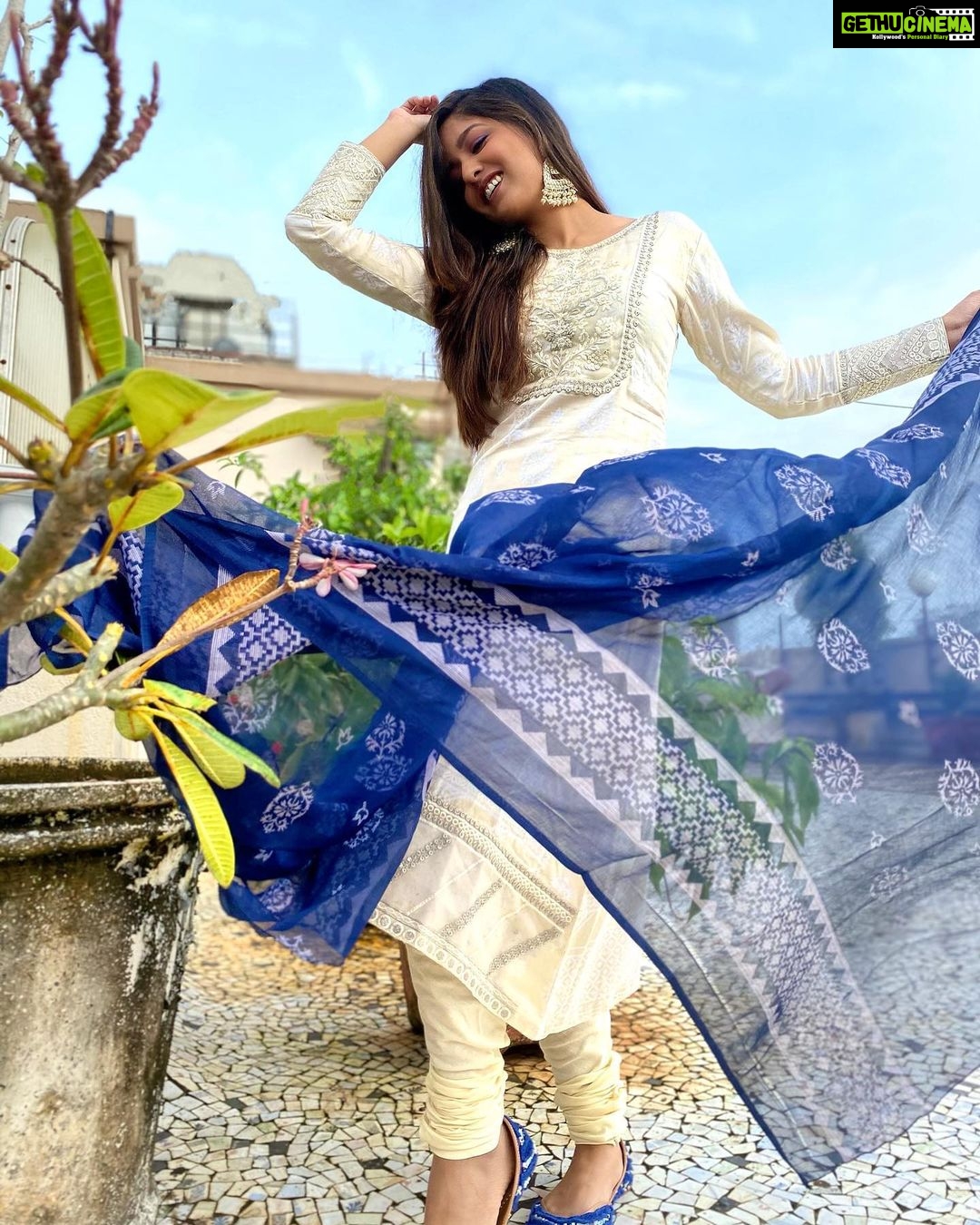 Ishita Dutta Instagram - 💙💙💙 Wearing @thebiglittletextileco Earrings @bloombysushmita_ 📸 @vatsalsheth
