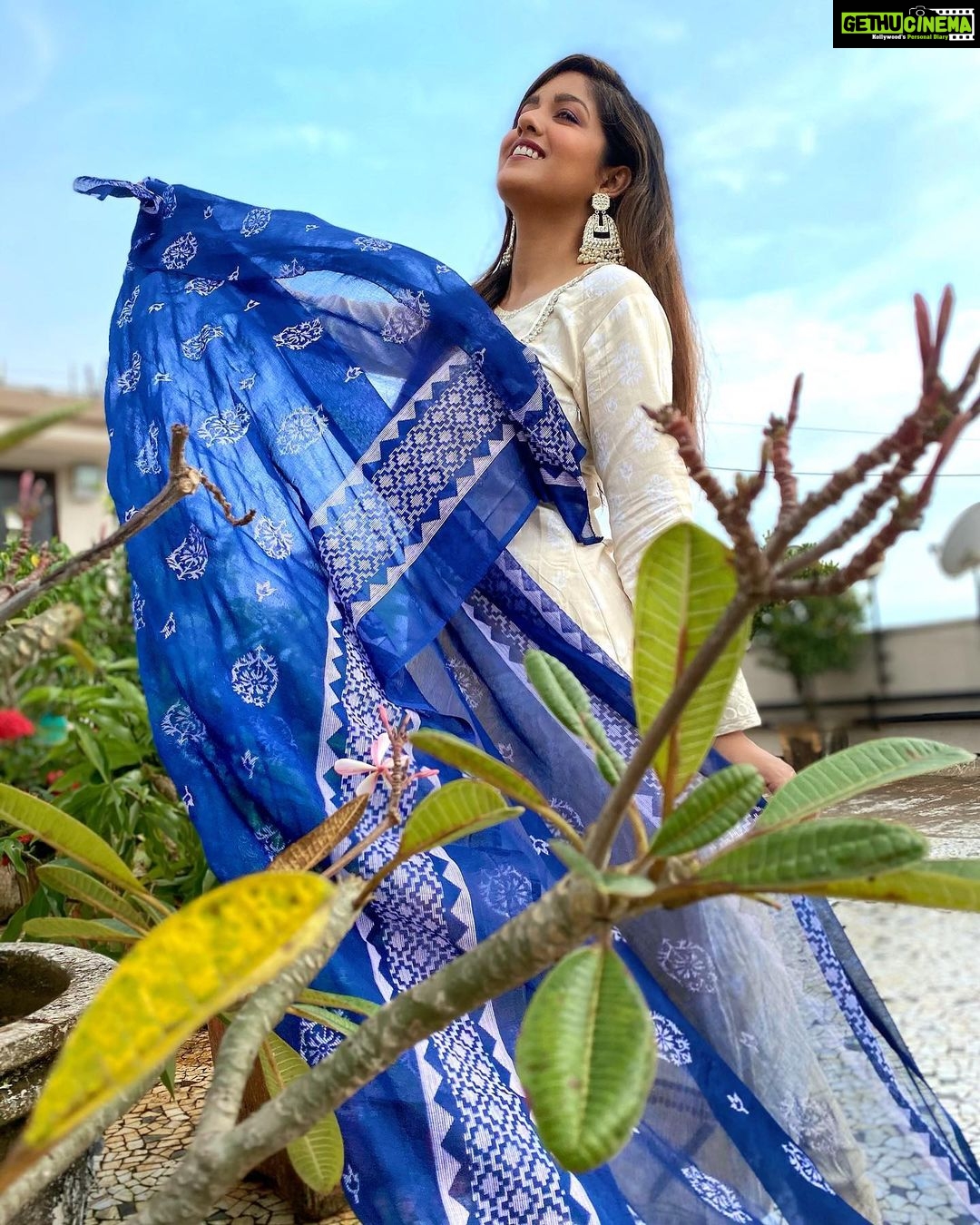 Ishita Dutta Instagram - 💙💙💙 Wearing @thebiglittletextileco Earrings @bloombysushmita_ 📸 @vatsalsheth