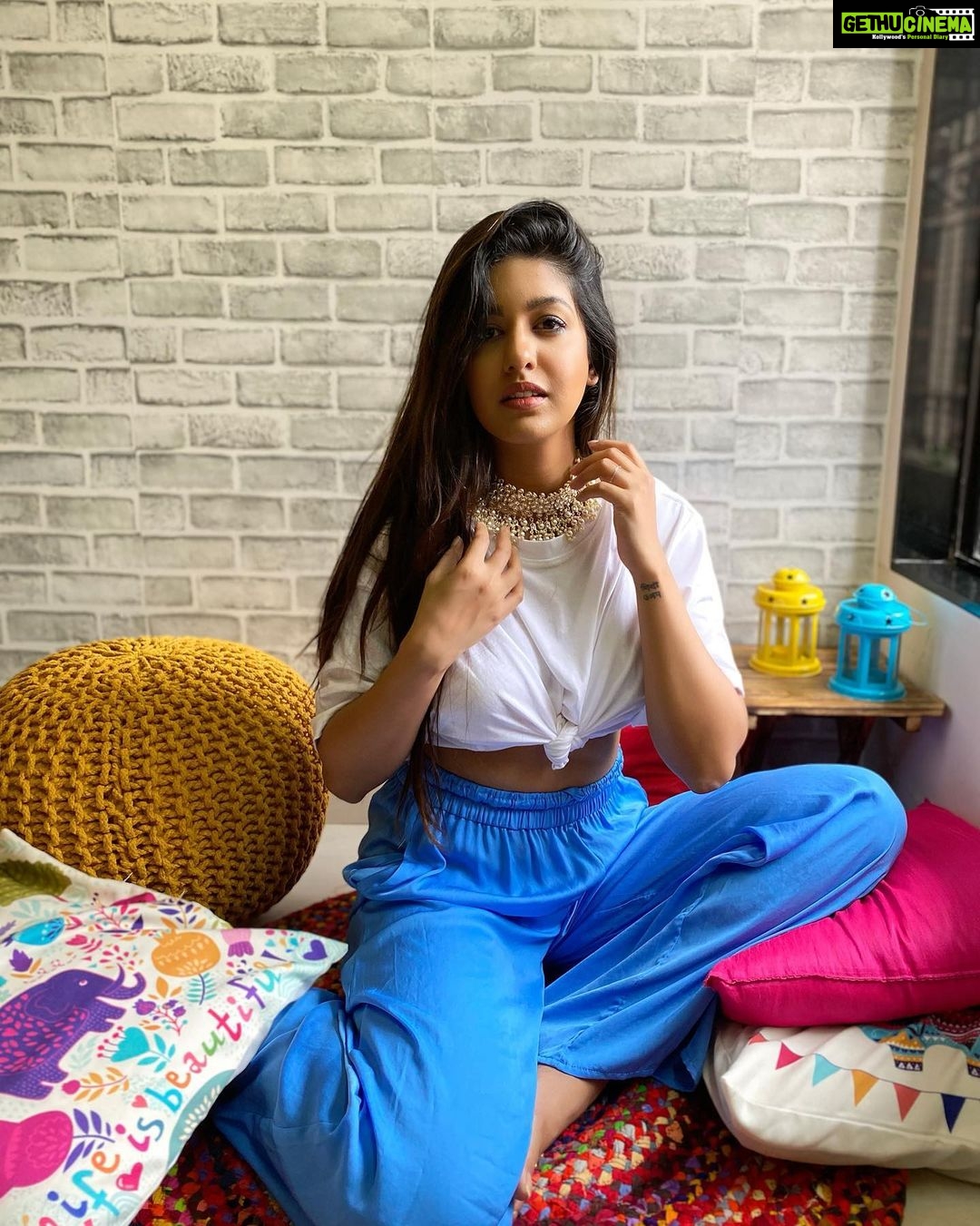 Ishita Dutta Instagram - Wake up ๐งก dress up ๐ make up ๐ cheer up โค๏ธ