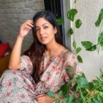 Ishita Dutta Instagram - Light breeze, colourful leaves 🌸 Wearing @theboozybutton ❤️