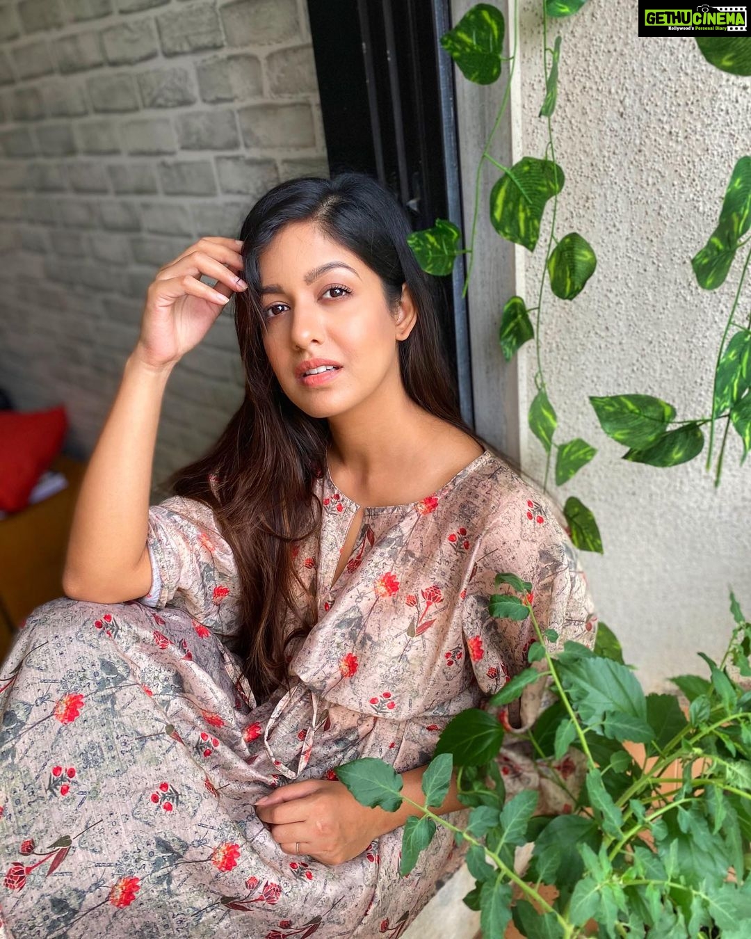 Ishita Dutta Instagram - Light breeze, colourful leaves 🌸 Wearing @theboozybutton ❤️