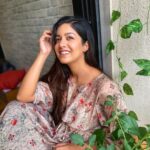 Ishita Dutta Instagram - Light breeze, colourful leaves 🌸 Wearing @theboozybutton ❤️