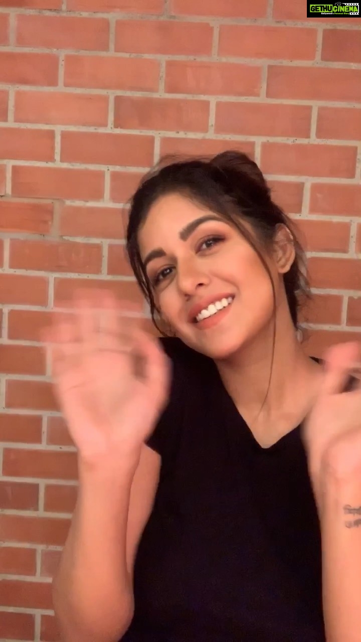 Ishita Dutta Instagram - This is how I do my makeup with some of my favourite products.... hope u guys like it... ❤️❤️❤️ Products I used: (as requested) Face cream: emolene Face primer: smash box photo finish, Oil and shine control. Eye brows: Anastasia Dipbrow Pomade, shade:medium brown Foundation L’Oréal infallible pro glow shade:209 Dior Backstage 3W Powder: Laura mercier Translucent Contour: on my Right side: Fenty Beauty match stix shade:Mocha Left side: Bronze Booster Matte Sculpting Blush: Tarte shade: paaarty (my fav) Eyes: Anastasia Soft Glam Huda Beauty Desert Dusk Lips: L’Oréal infallible ultra Matt 834 Mascara: Ester Lauder multi-effets