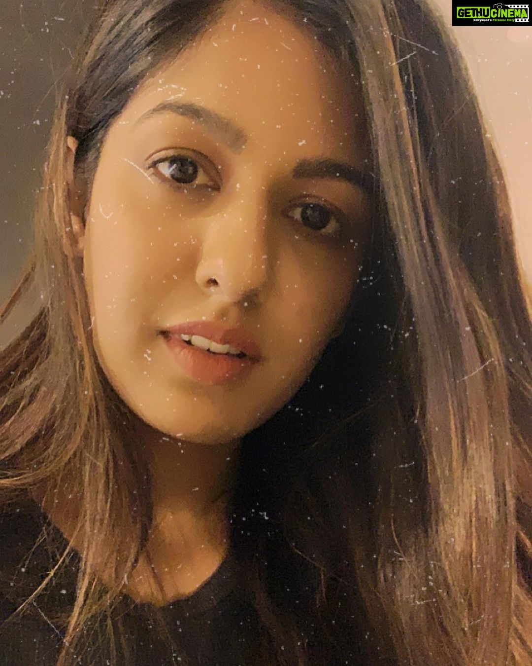 Ishita Dutta Instagram - Guess what am thinking??? The best 3 answers will get a shoutout on my story... #quarantineandchill