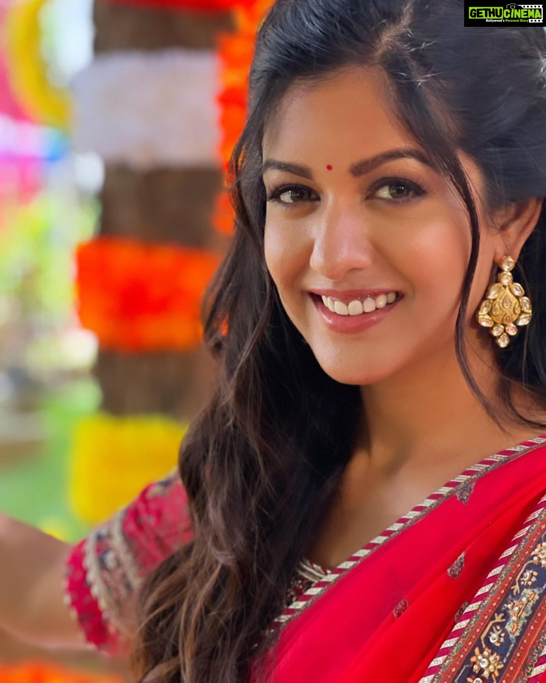 Ishita Dutta Instagram - On popular demand here is the first look from our music video #kuchtumharakuchhamara Thanku for showering us with so much love… will be sharing all the looks with you guys… ❤️❤️❤️ MUA @makeupbyheenal Stylist @nikitah_14 Wearing @saundhindia @baba_beats_official