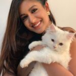 Ishita Dutta Instagram - Meow and furever 🐱 Thanku @adhikmehta for getting snow on set. Pic by @pearlvpuri