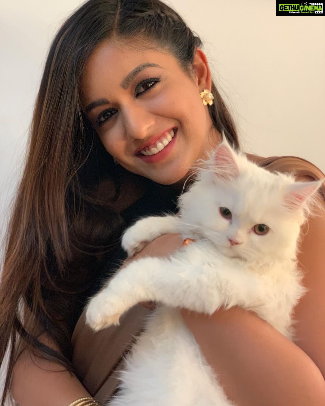 Ishita Dutta Instagram - Meow and furever 🐱 Thanku @adhikmehta for getting snow on set. Pic by @pearlvpuri