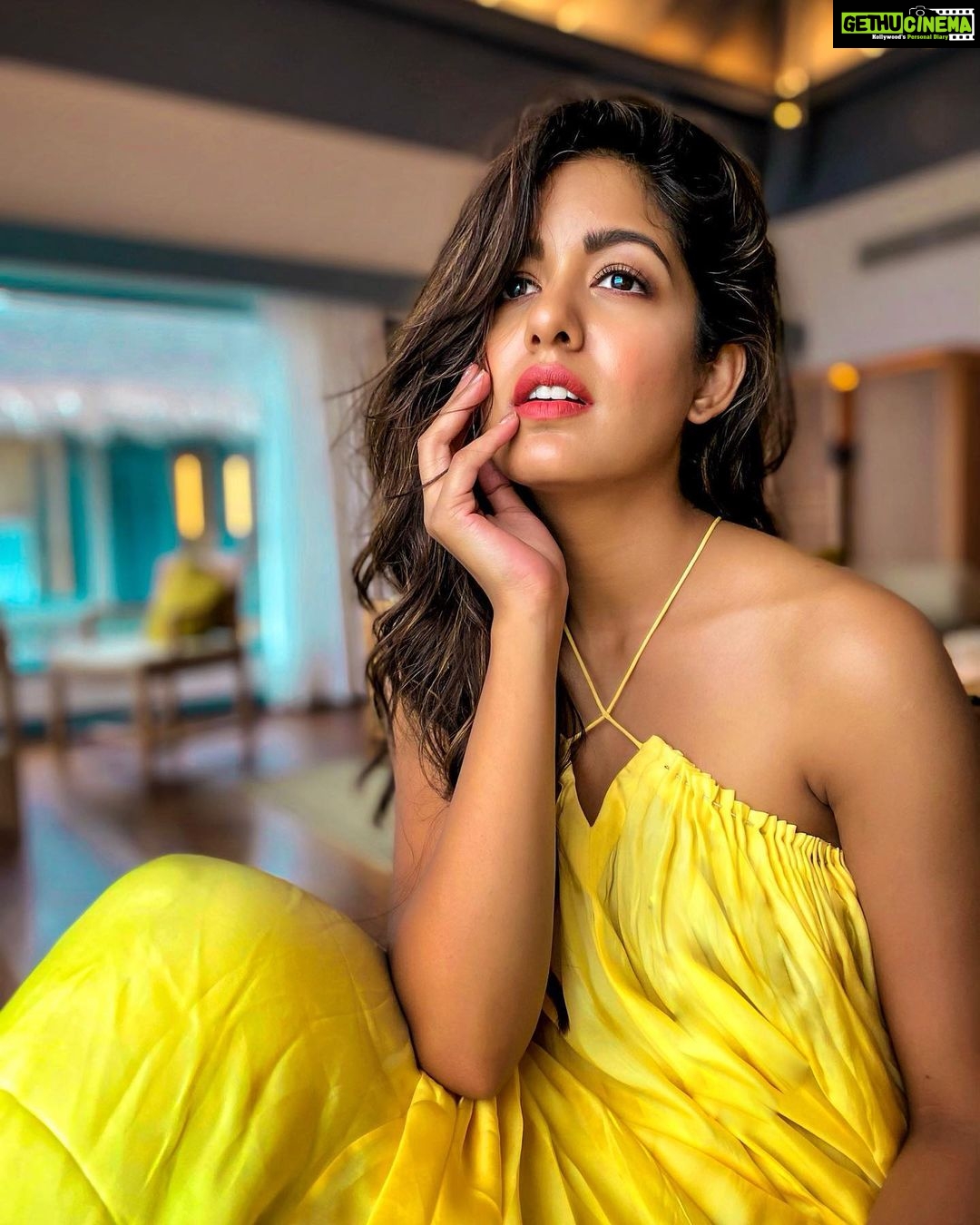 Ishita Dutta Instagram - Rise and shine🌻 wearing @suman_nathwani 📸 @vattyboy