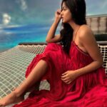 Ishita Dutta Instagram - Tan on tan 😉 📸 @vattyboy Wearing @suman_nathwani #maldives #vacation #waterbaby #ladyinred #travel #wanderlust Raffles Maldives Meradhoo