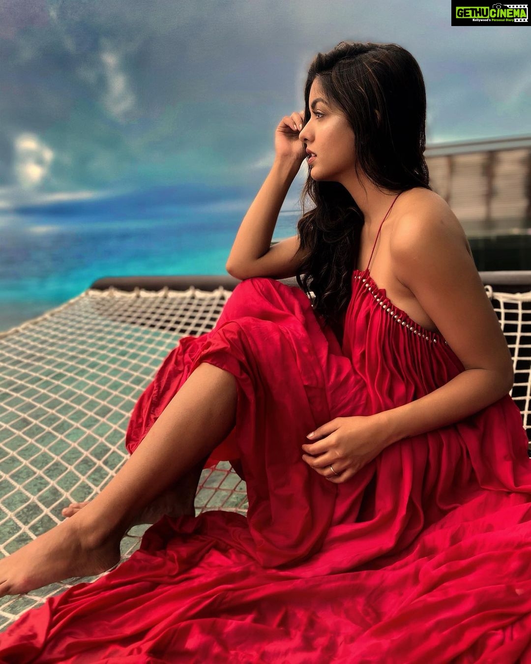 Ishita Dutta Instagram - Tan on tan 😉 📸 @vattyboy Wearing @suman_nathwani #maldives #vacation #waterbaby #ladyinred #travel #wanderlust Raffles Maldives Meradhoo