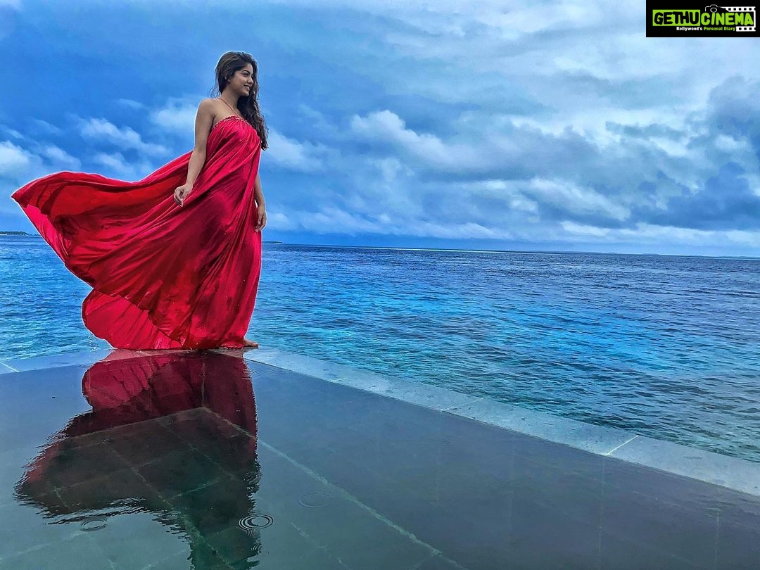 Ishita Dutta Instagram - Smell the sea and feel the sky. Let your soul and spirit fly -Van Morrison Wearing @suman_nathwani ❤️❤️❤️ Clicked and edited by my fav @vattyboy 😘😘😘