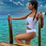 Ishita Dutta Instagram - Beach please...🏖 Thanku @vattyboy for the pic n edit 😘 Location @rafflesmaldives Raffles Maldives Meradhoo