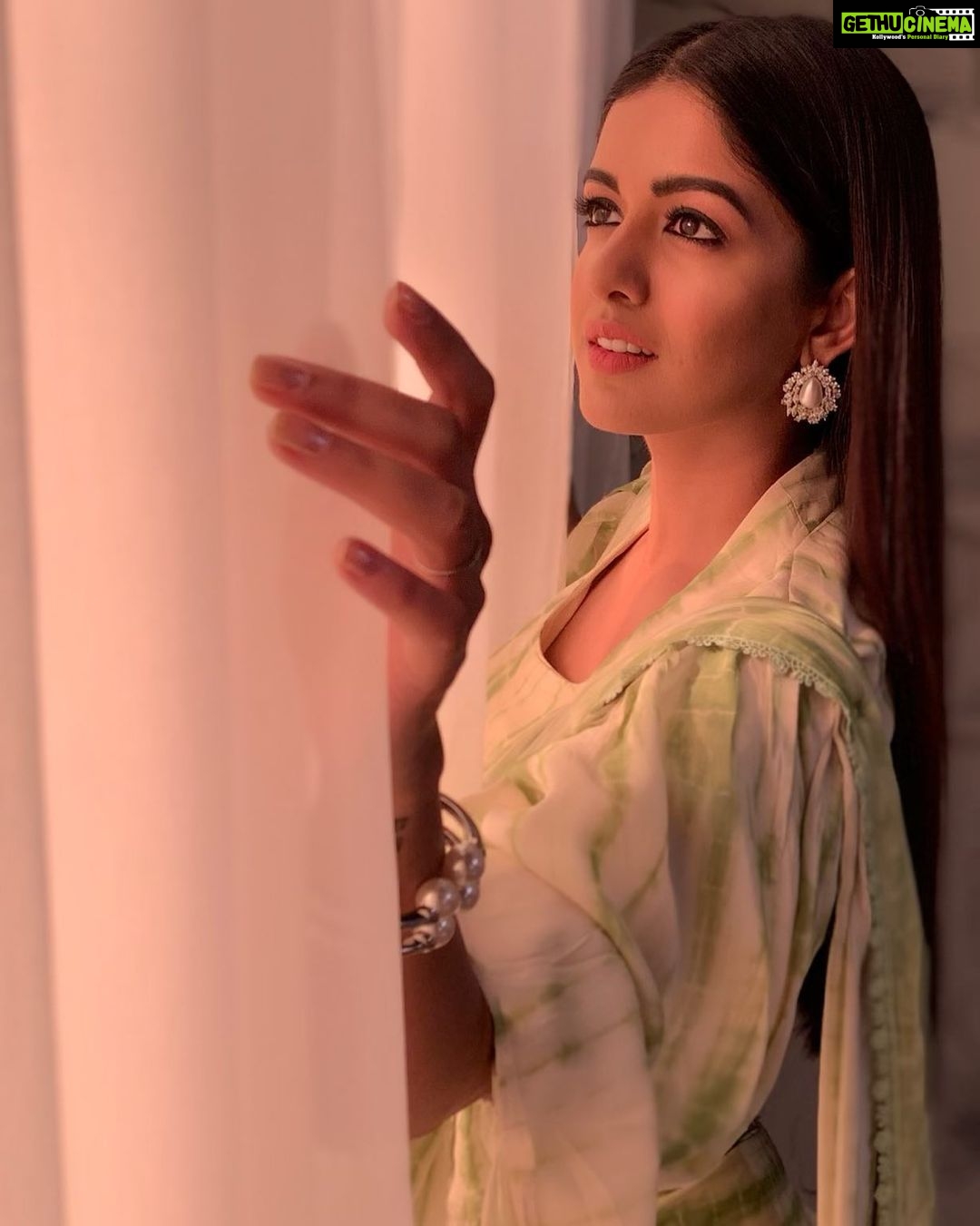 Ishita Dutta Instagram - Give me some sunshine 🌞 Styled by @devikamm
