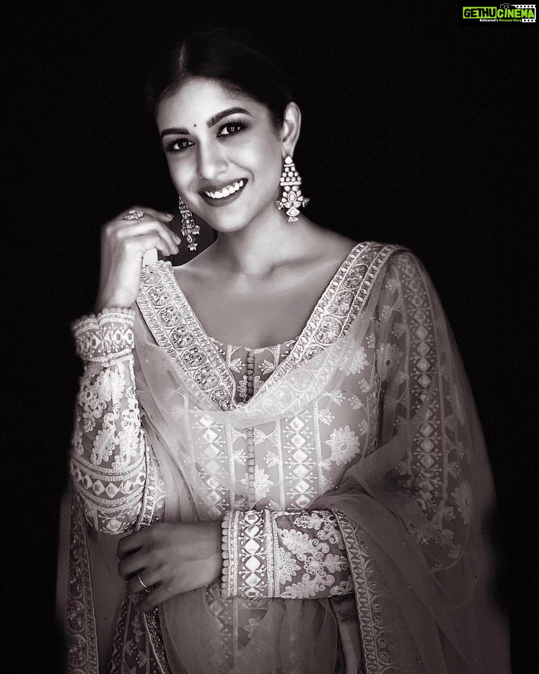 Ishita Dutta Instagram - 🖤🖤🖤 @natashaabothra one of my fav looks ❤️