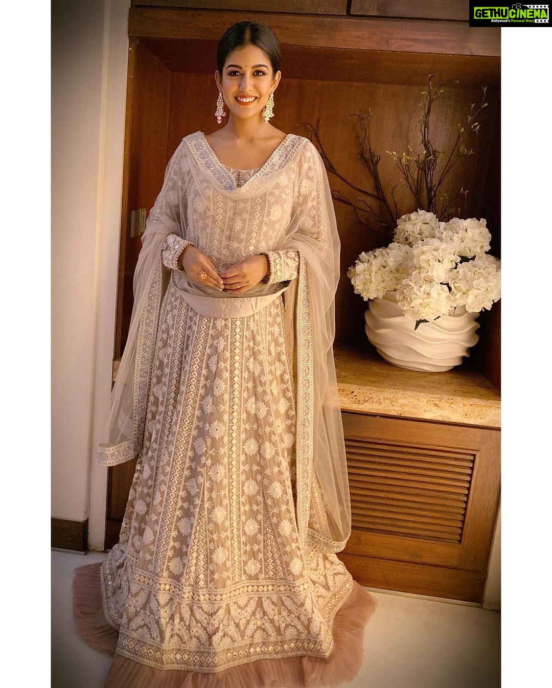 Ishita Dutta Instagram - 💫💫💫 Stylist: @natashaabothra Assisted by @_alishamistry_ Outfit: @bharat_adiani @ridha_rohitarora Jewellery: @meraki.mumbai