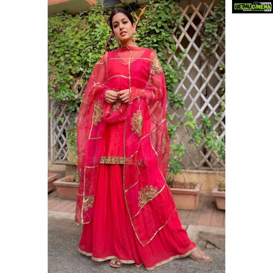 Ishita Dutta Instagram - #durgapuja 🙏🏻🙏🏻🙏🏻 Wearing @monaandvishu Styled by @viralmantra