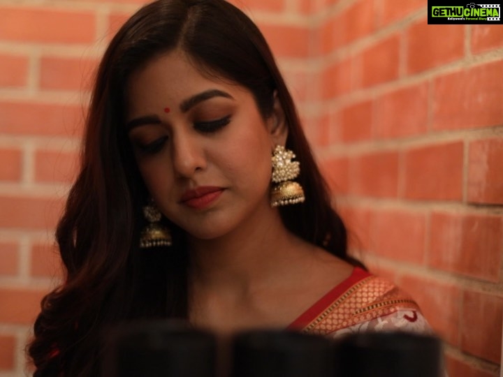 Ishita Dutta Instagram - Happy Navratri guys! This time of the year brings so many memories from the past... my favorite part is getting ready and the Havells Curler has always helped me. Now share your festive look selfies with #TaiyariTyohaarKi and win amazing gift vouchers. Dont forget to tag @havells__india This festive season karo #TaiyariTyohaarKi with @havells__india just like me and celebrate the festivities at #HavellsPujoPandal, a first-ever Digital pandal.